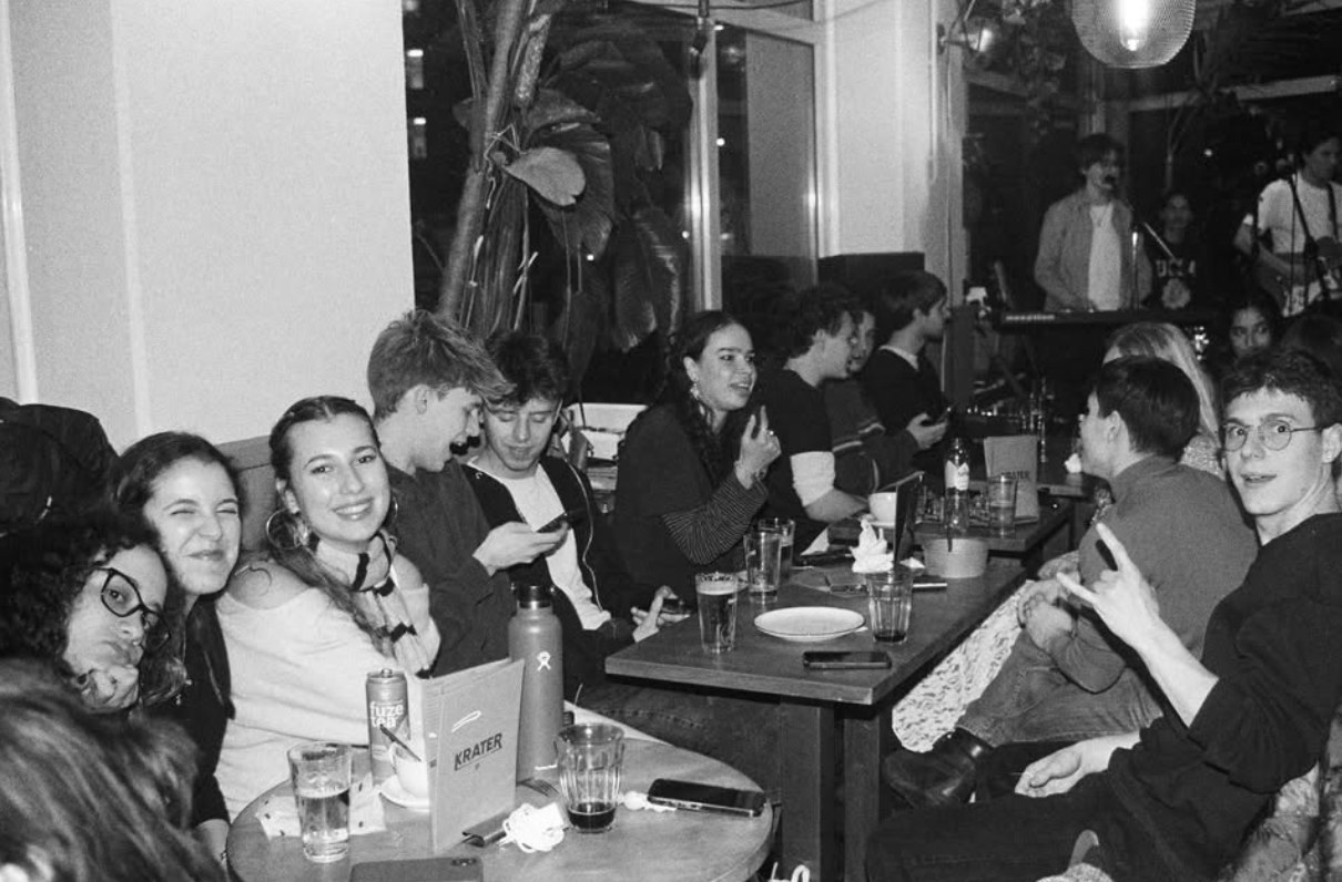 Students at the tables during a night at De Krater